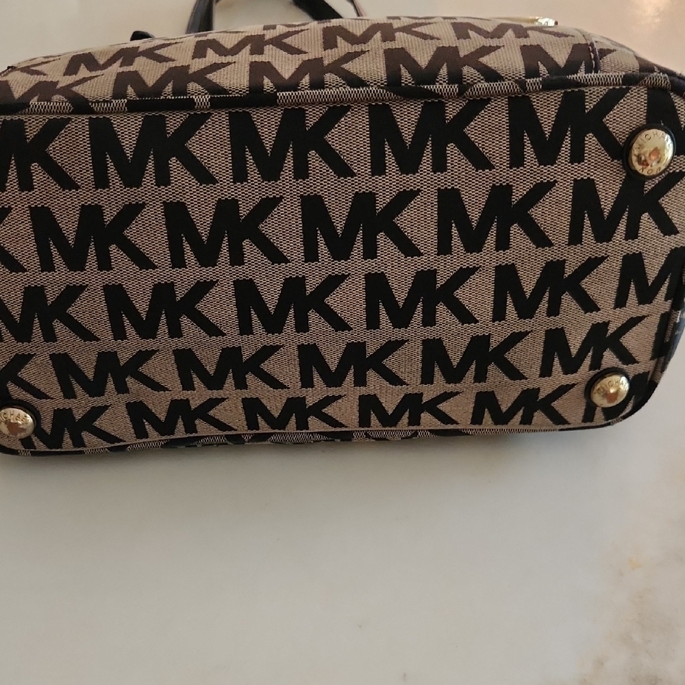 Michael Kors Signature Black and Tan Tote - Picture 4 of 14